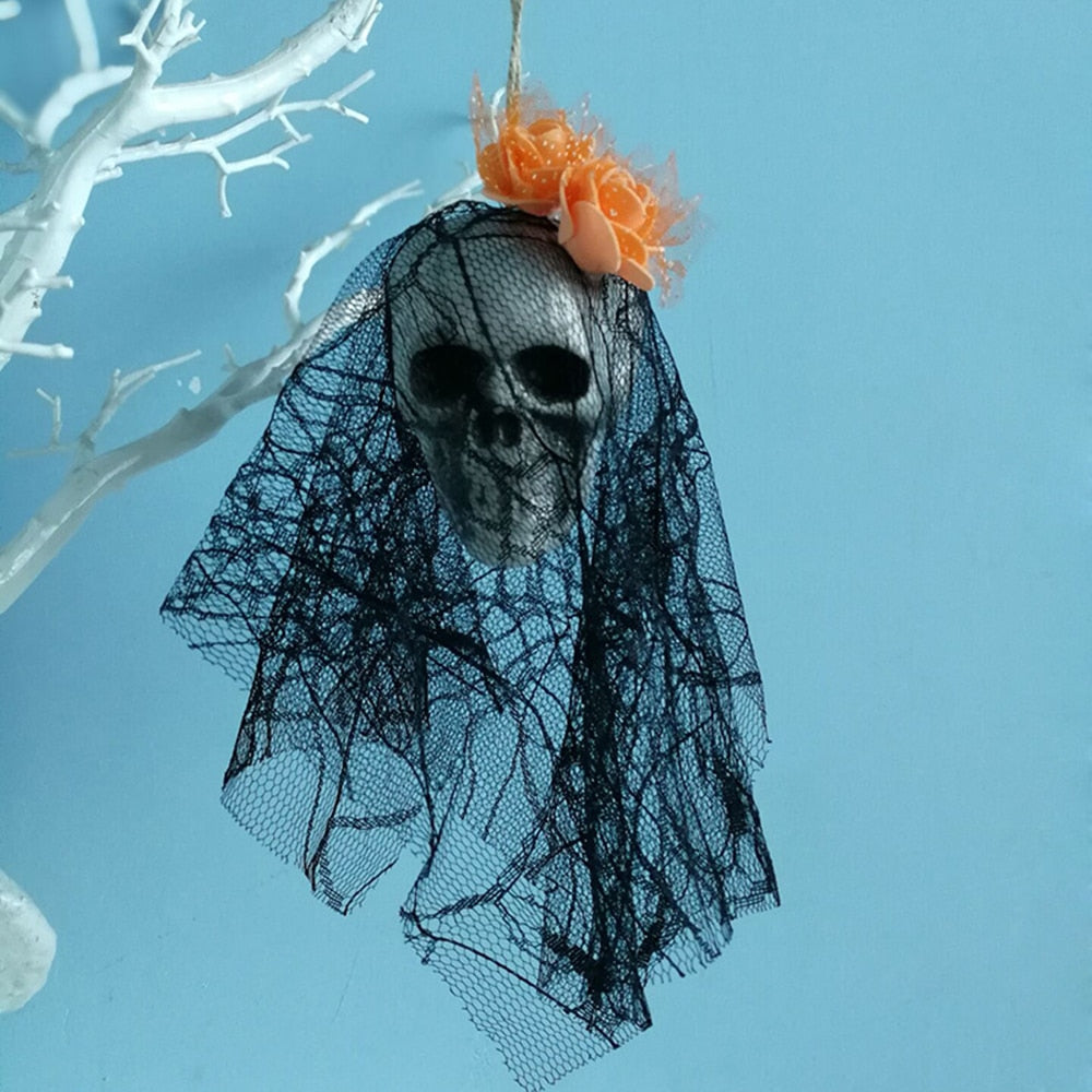 Décoration suspendue Halloween, crâne de pirate ensanglanté