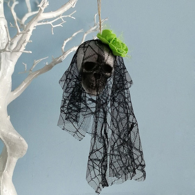 Décoration suspendue Halloween, crâne de pirate ensanglanté