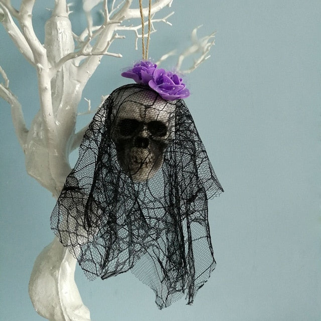 Décoration suspendue Halloween, crâne de pirate ensanglanté