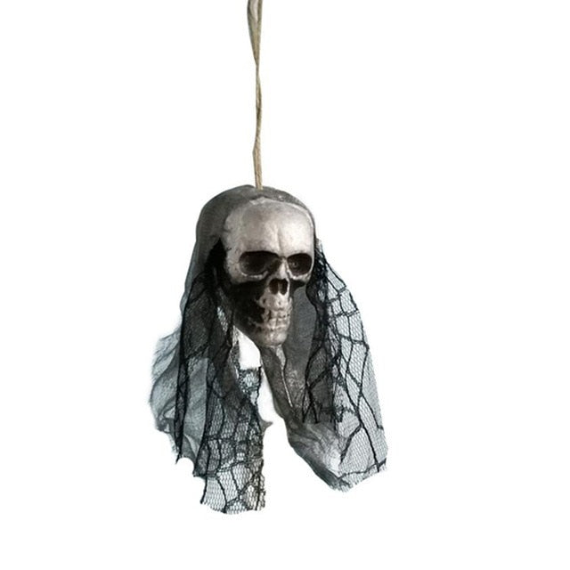 Décoration suspendue Halloween, crâne de pirate ensanglanté