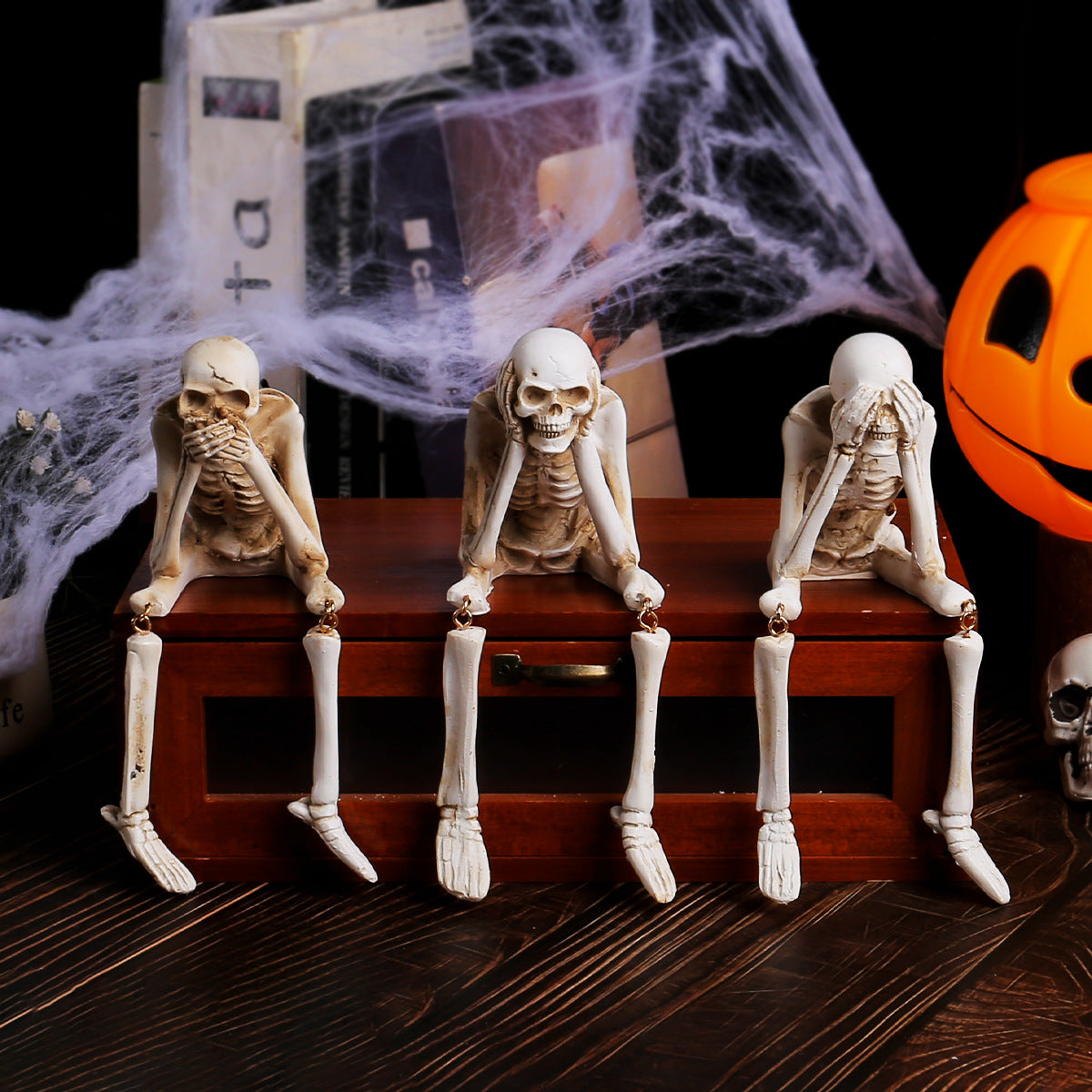 Décoration Halloween en résine, trois squelettes