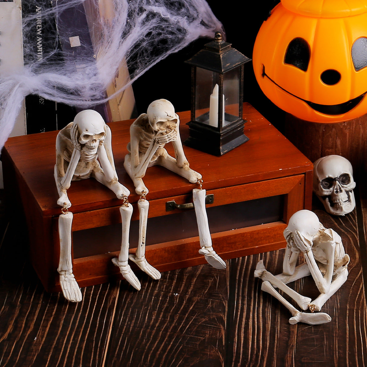 Décoration Halloween en résine, trois squelettes