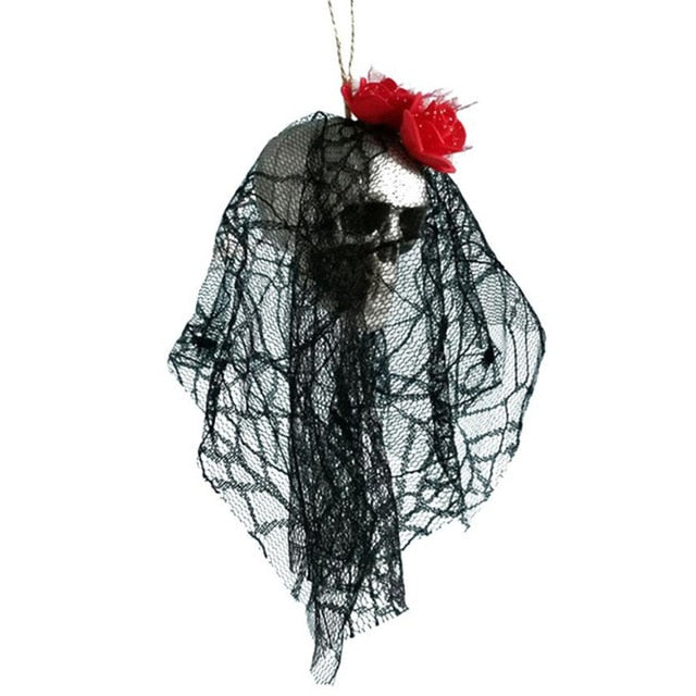 Décoration suspendue Halloween, crâne de pirate ensanglanté