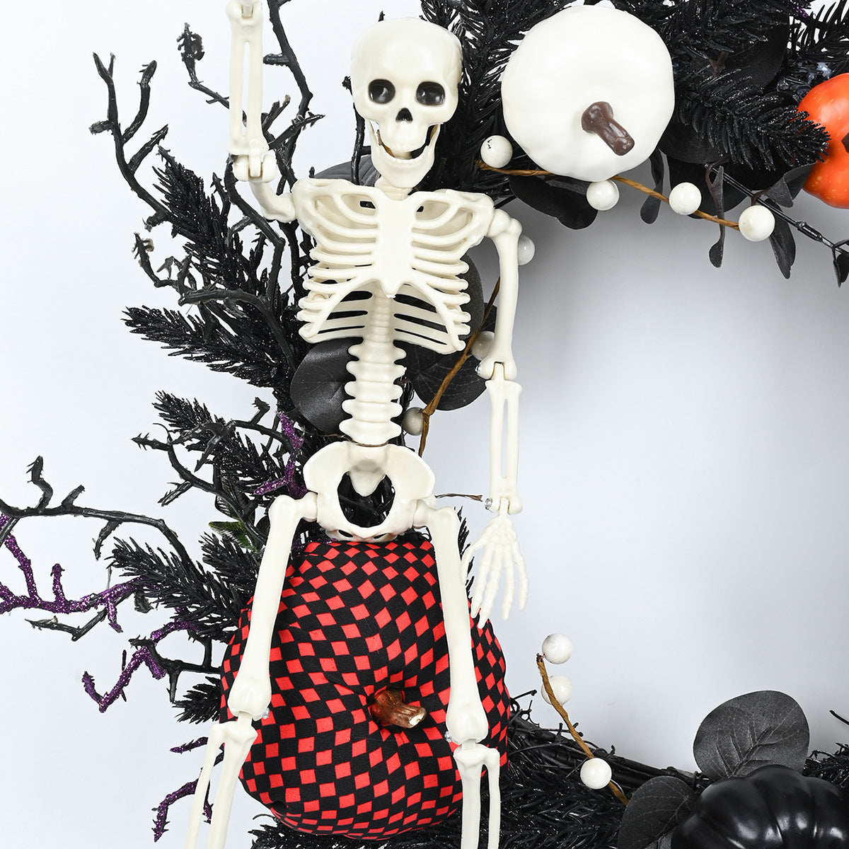 Couronne d’Halloween avec citrouille, crâne et branches décoratives