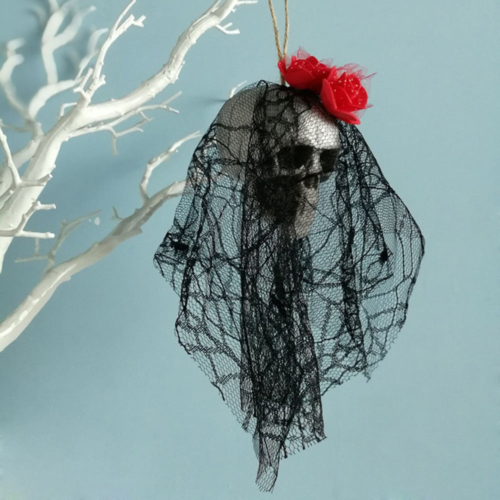 Décoration suspendue Halloween, crâne de pirate ensanglanté