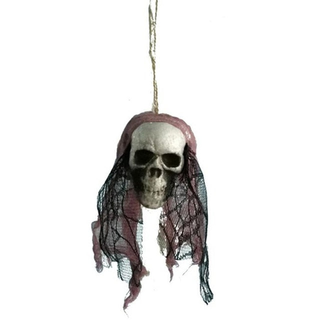 Décoration suspendue Halloween, crâne de pirate ensanglanté