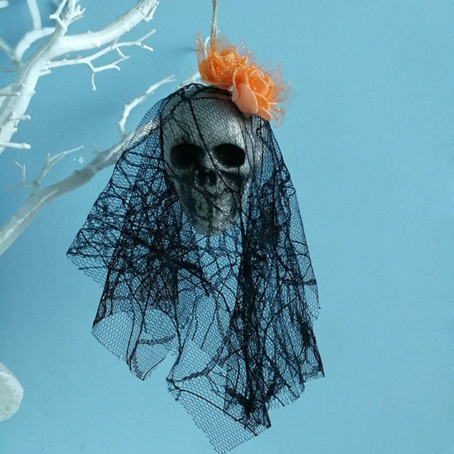 Décoration suspendue Halloween, crâne de pirate ensanglanté