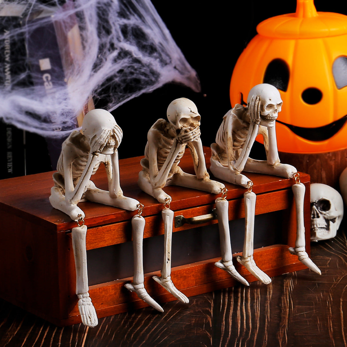 Décoration Halloween en résine, trois squelettes