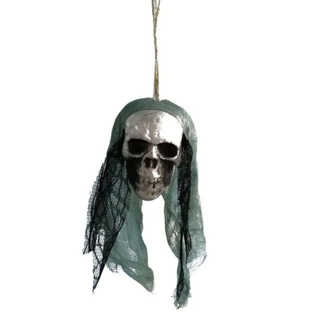 Décoration suspendue Halloween, crâne de pirate ensanglanté